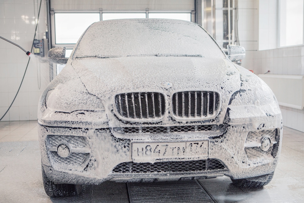 Auto waschen im Winter: Salz, Temperatur, Tageszeit – das ist zu